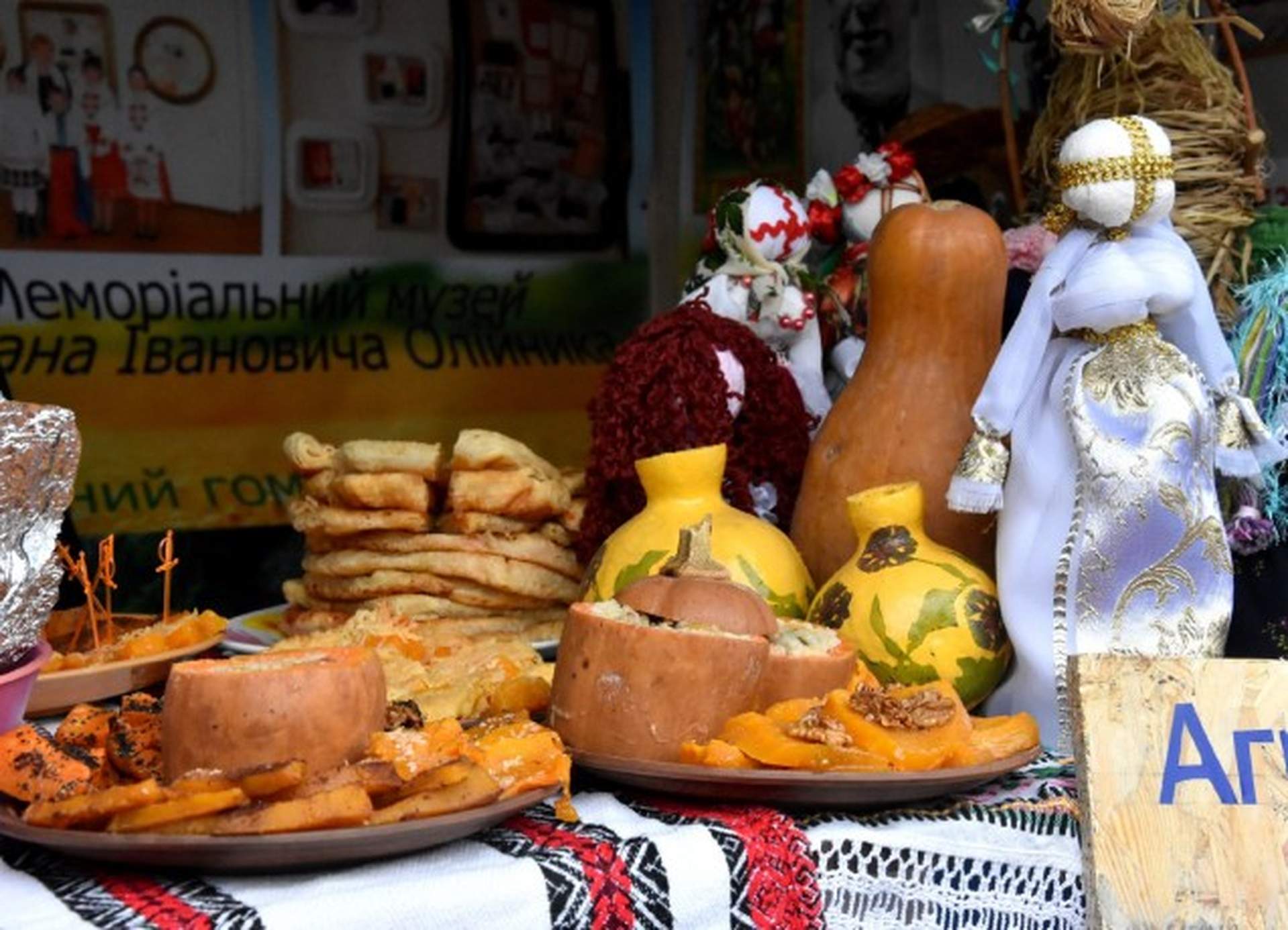 Возле Одесской ОГА хвастались сокровищами Одесской области