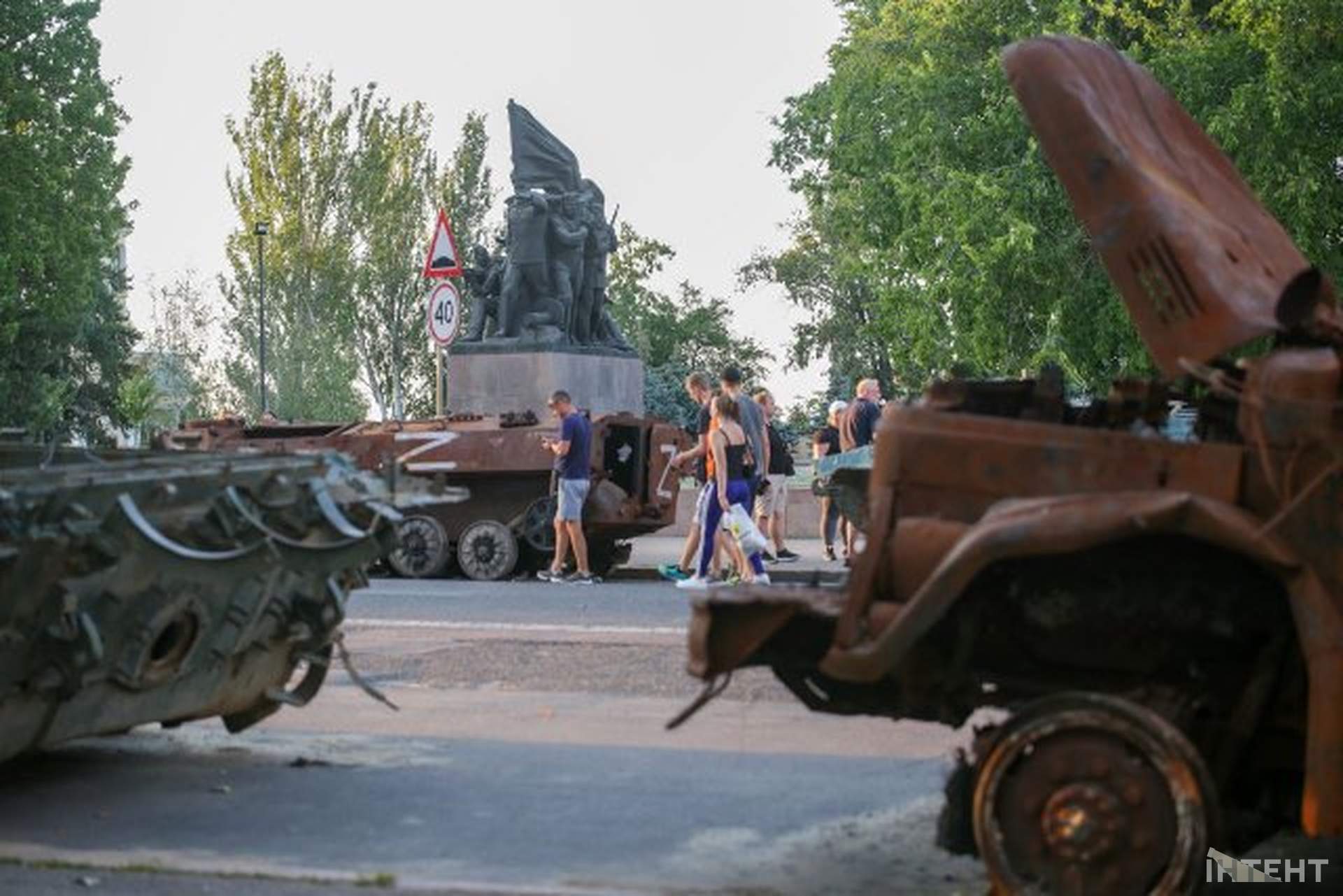 Розтрощена техніка окупантів в центрі Миколаєва у світлинах Інтента