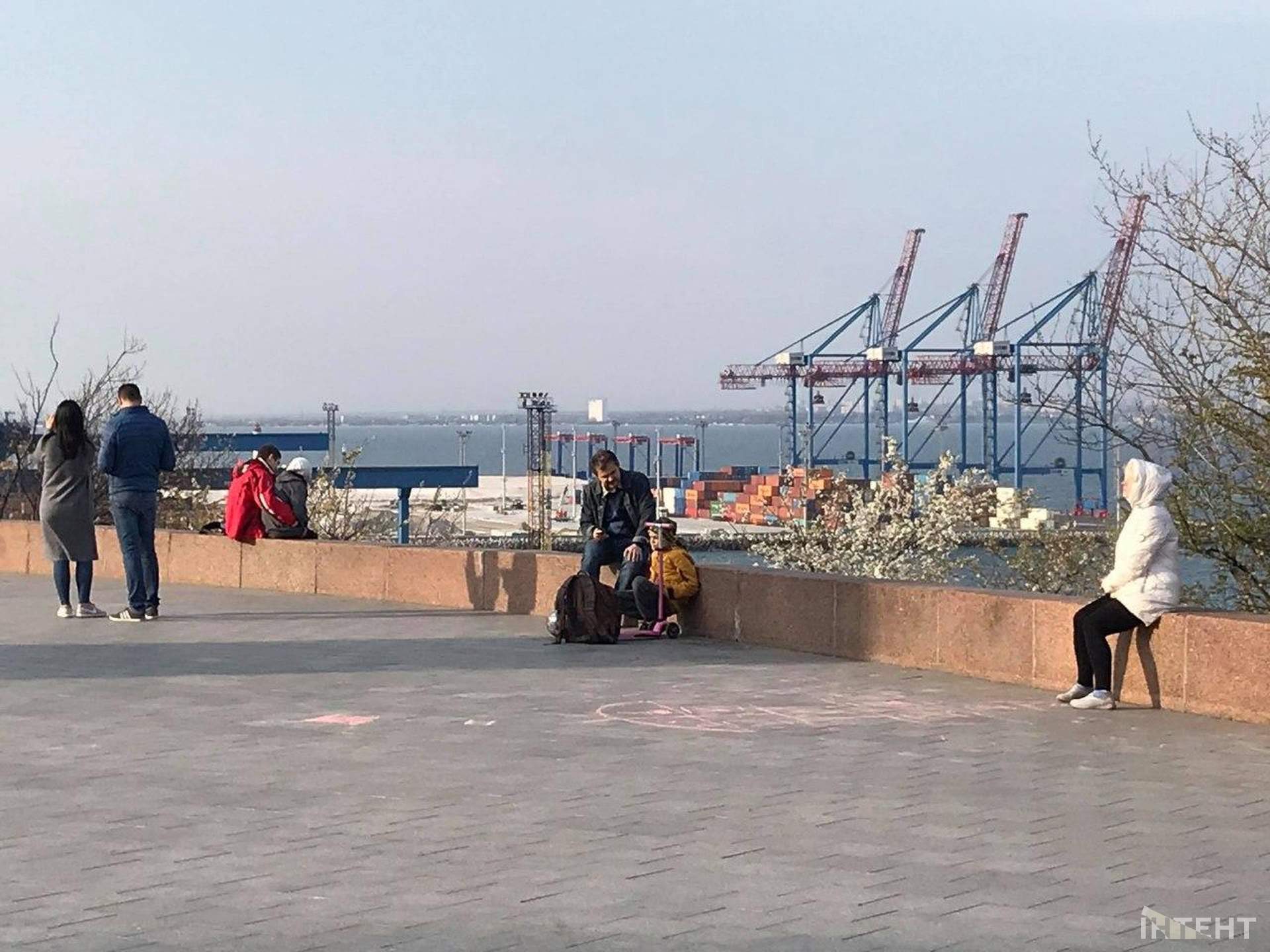 Вікенд на Ланжероні: смугасті стрічки не зупиняють одеситів, які вийшли погуляти