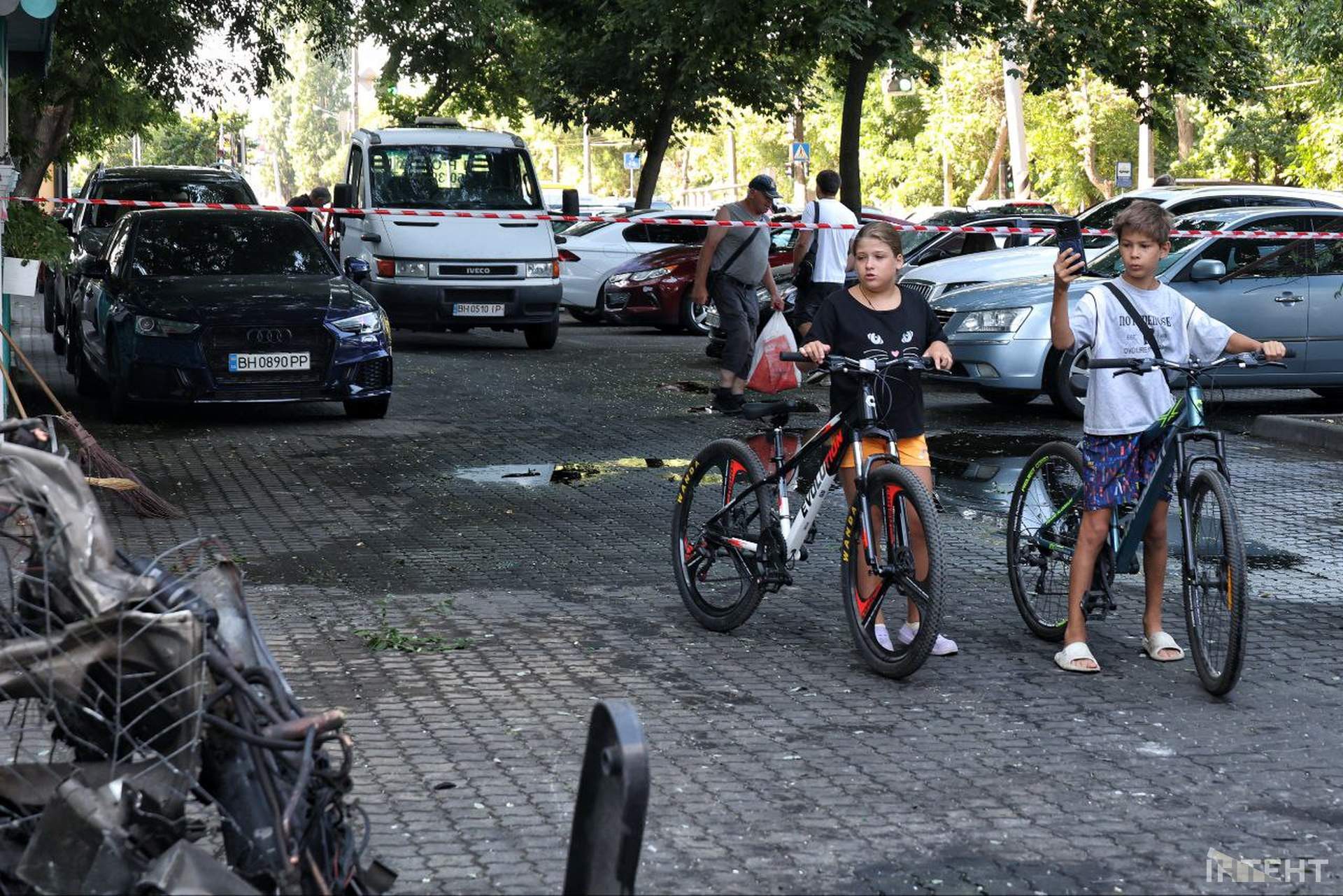Внаслідок нічного обстрілу Одеси постраждали відділення банку та супермаркет