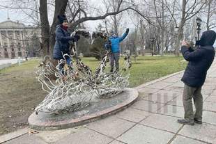 В центрі Миколаєва комунальники демонтували скульптуру лебедів