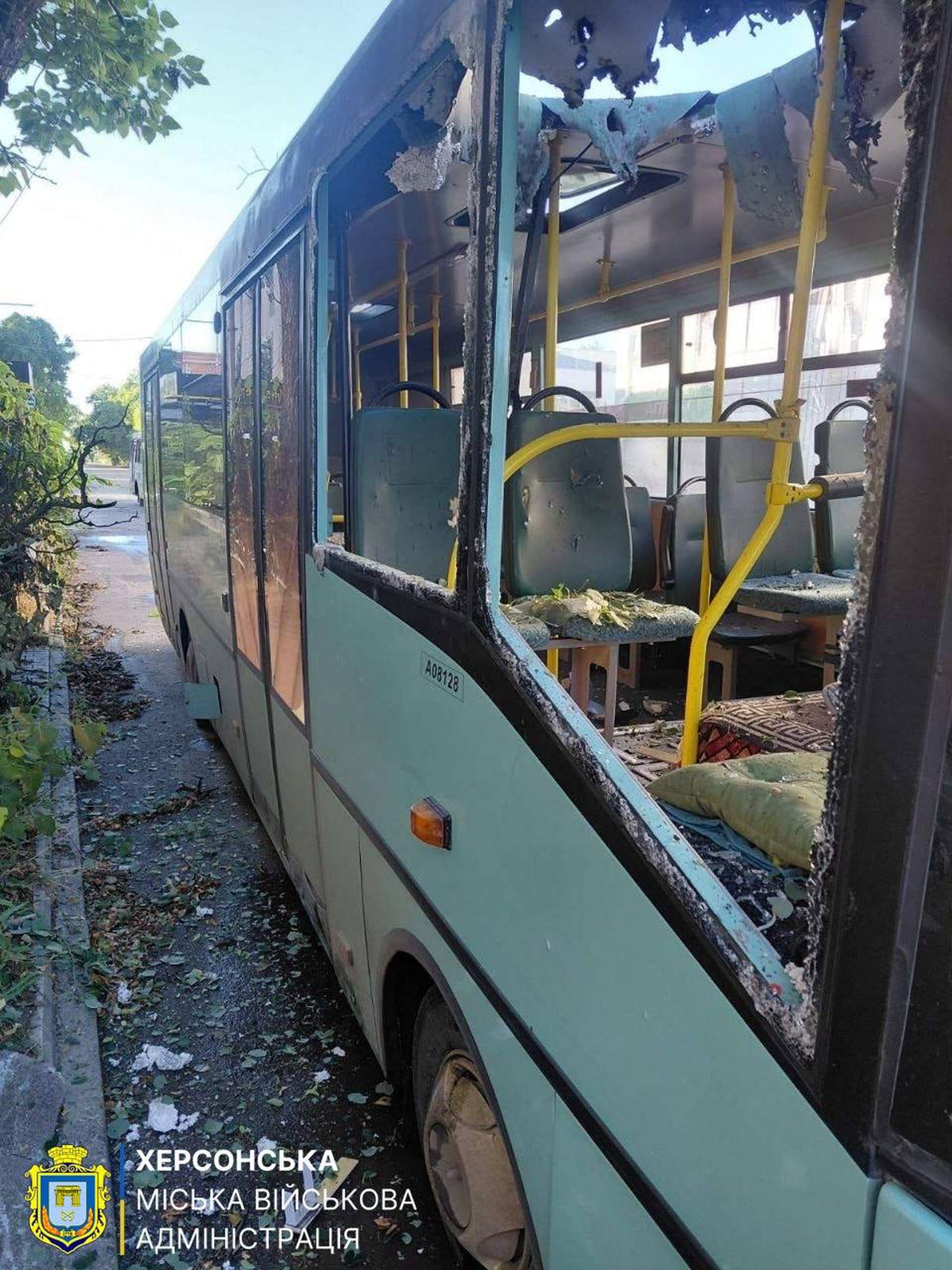 Окупанти вдарили по автобусу в центрі Херсона: є постраждалі