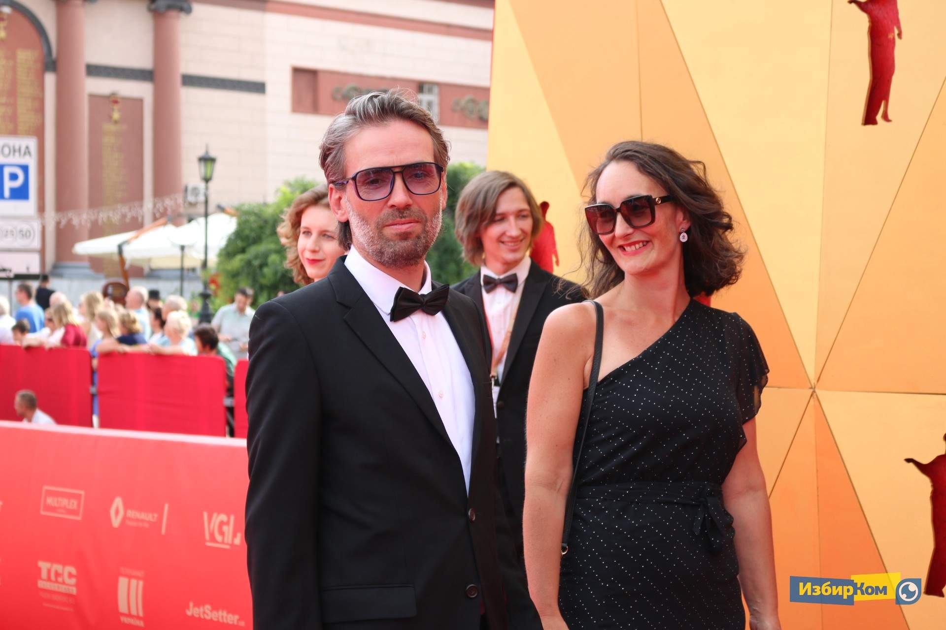 Красная дорожка кинофестиваля: Катрин Денев, Эйдан Тернер и Михаил Жванецкий