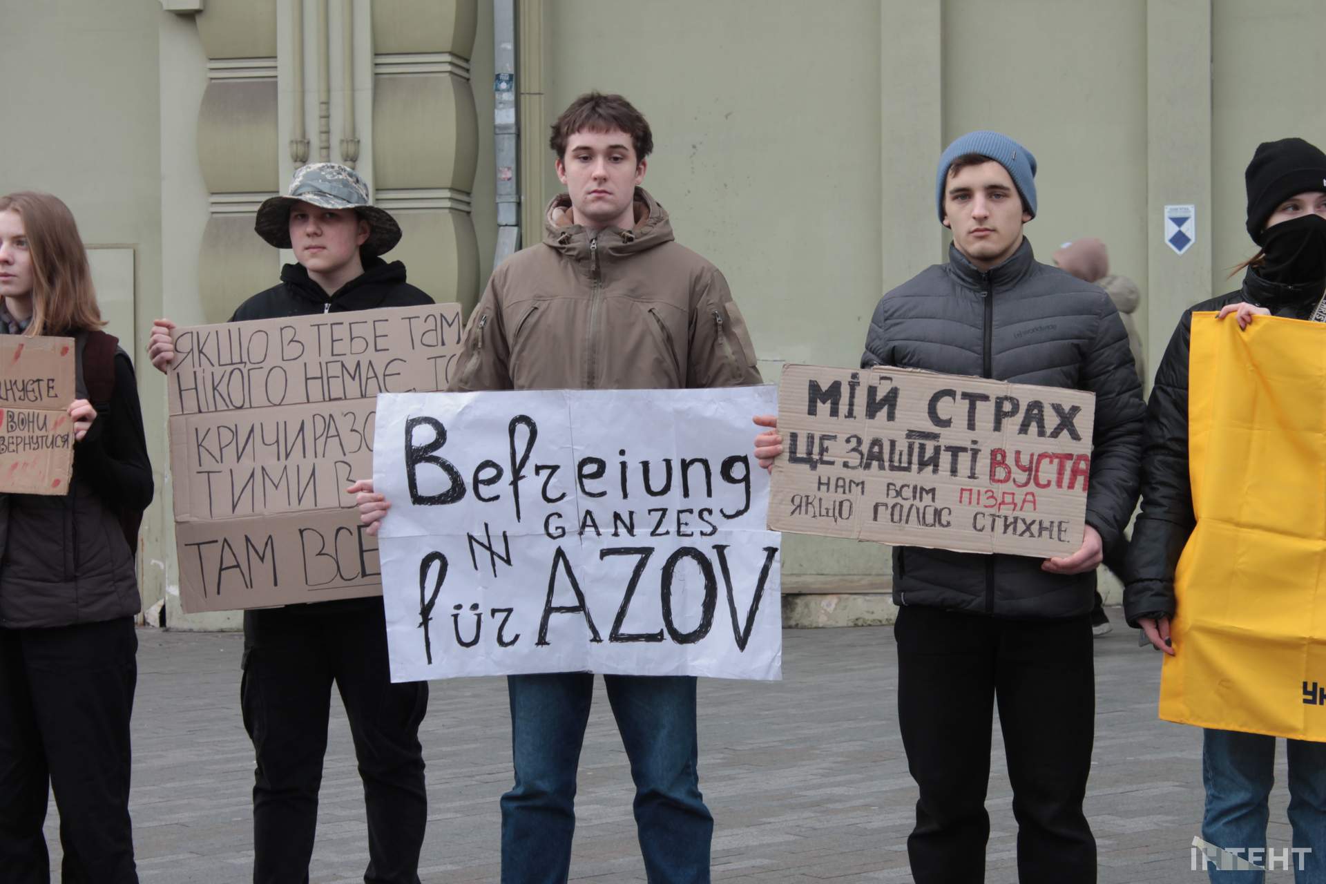 Одесити зібралися на акцію підтримки військовополонених в центрі міста