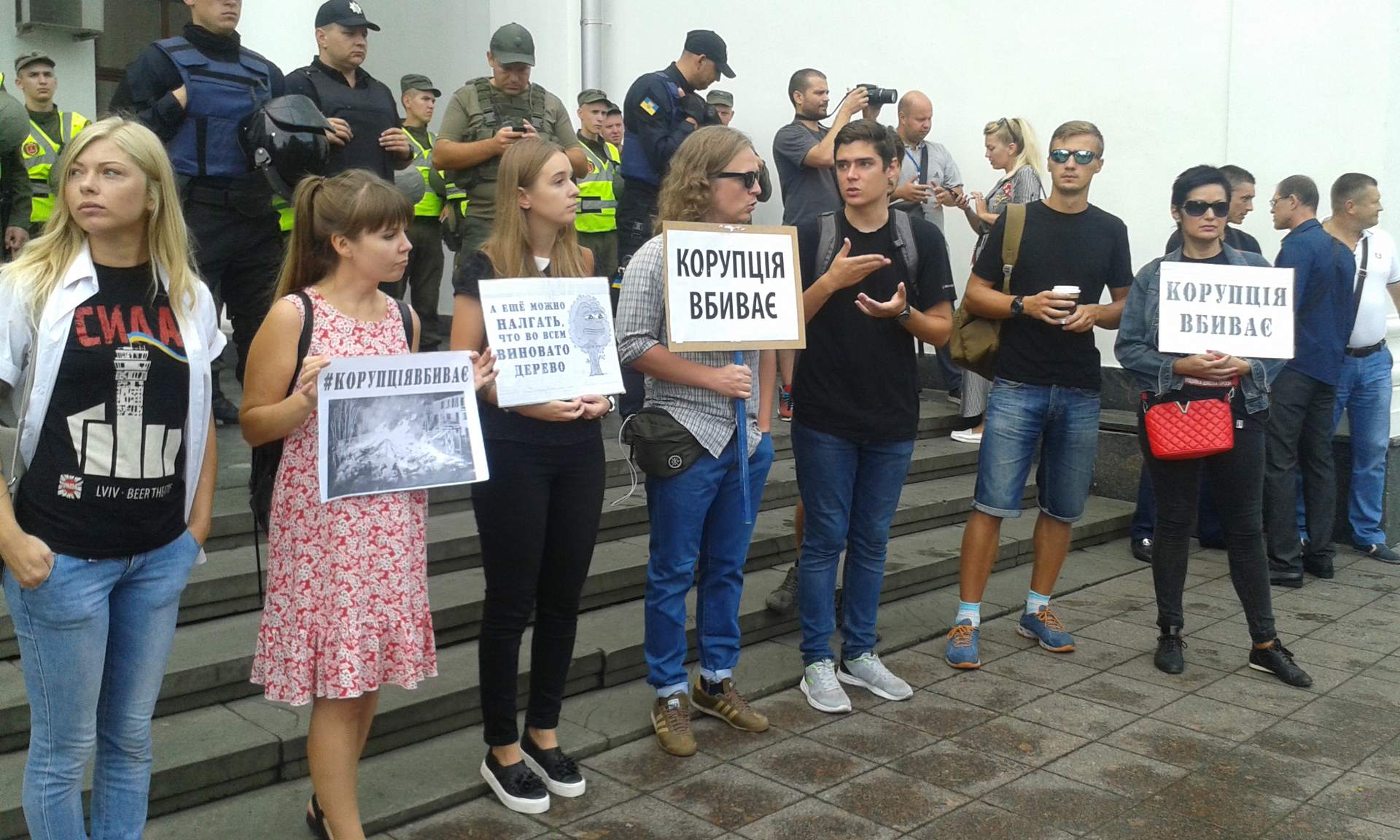 Сессия Одесского городского совета: потасовки с митингующими и попытки экс-нардепа попасть в здание мэрии