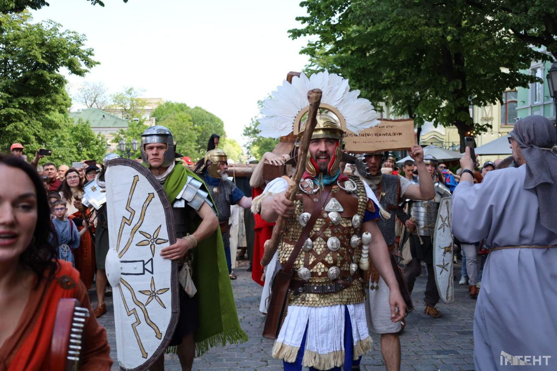 У перерві між тривогами в Одесі розіп'яли Христа (фотогалерея)