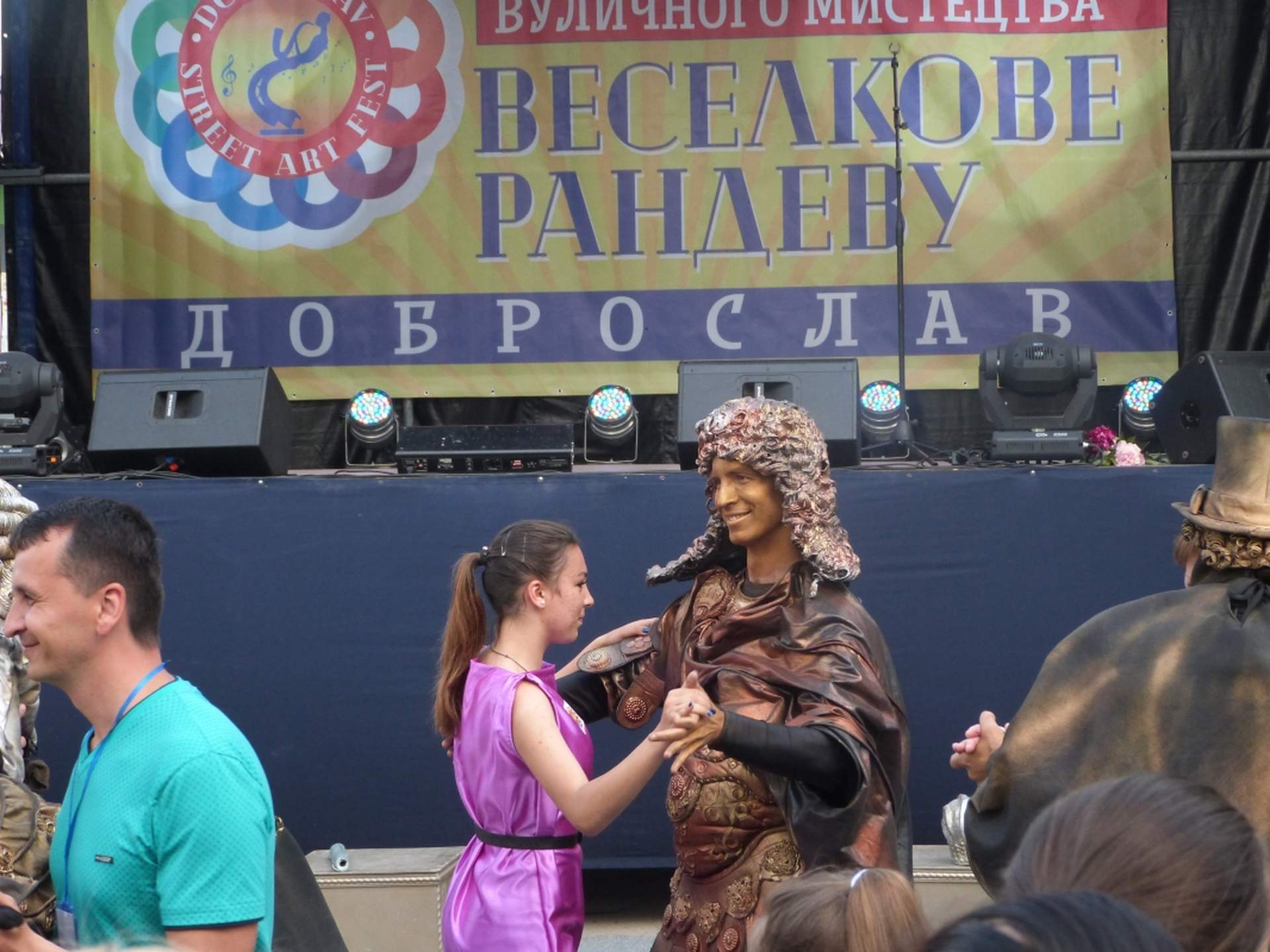У Доброславі урочисто відкрили "Японський сад" з сакурами, золотими рибками і скульптурами