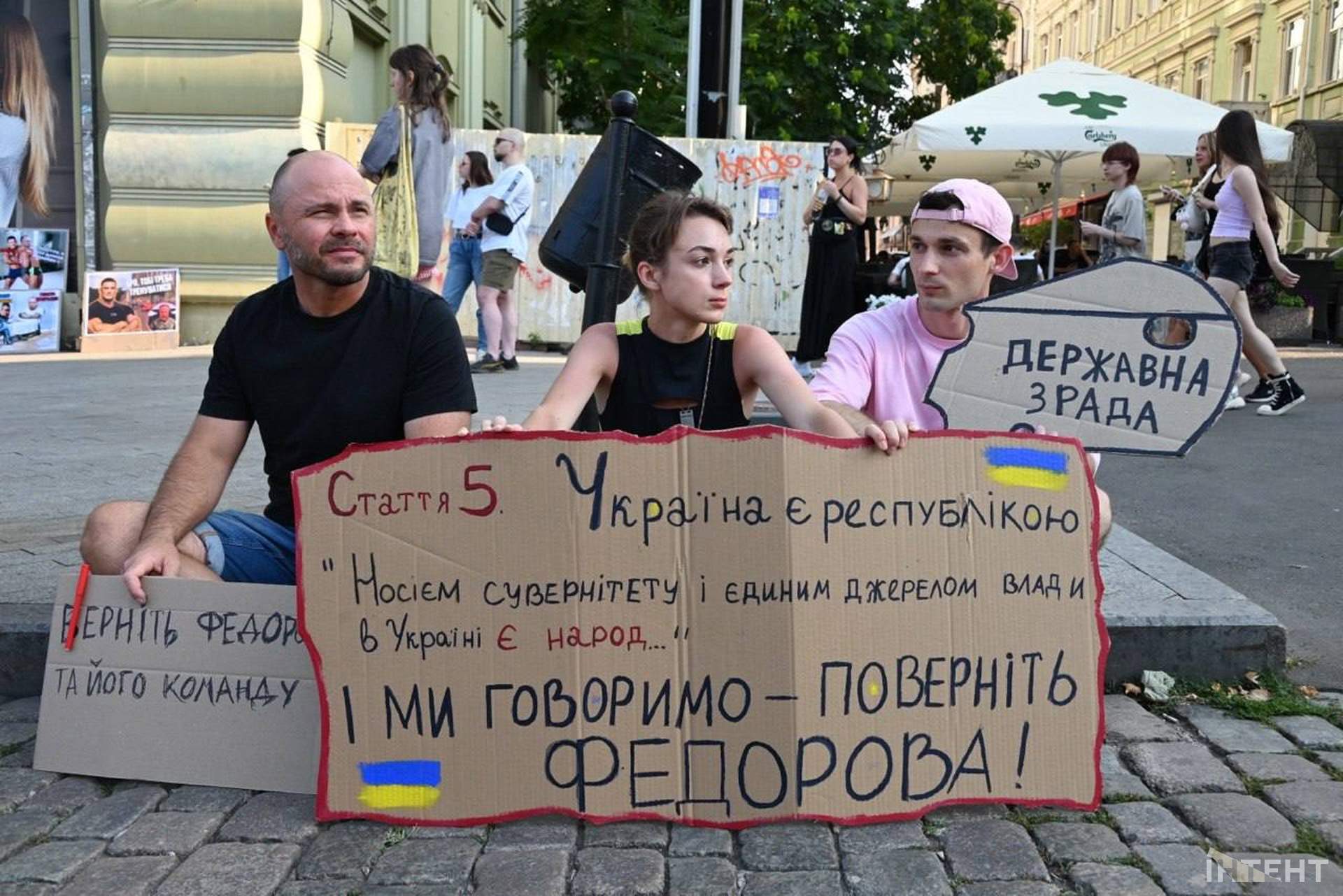 В Одесі в четвертий день протесту через відставку Федорова роздають наколоті апельсини