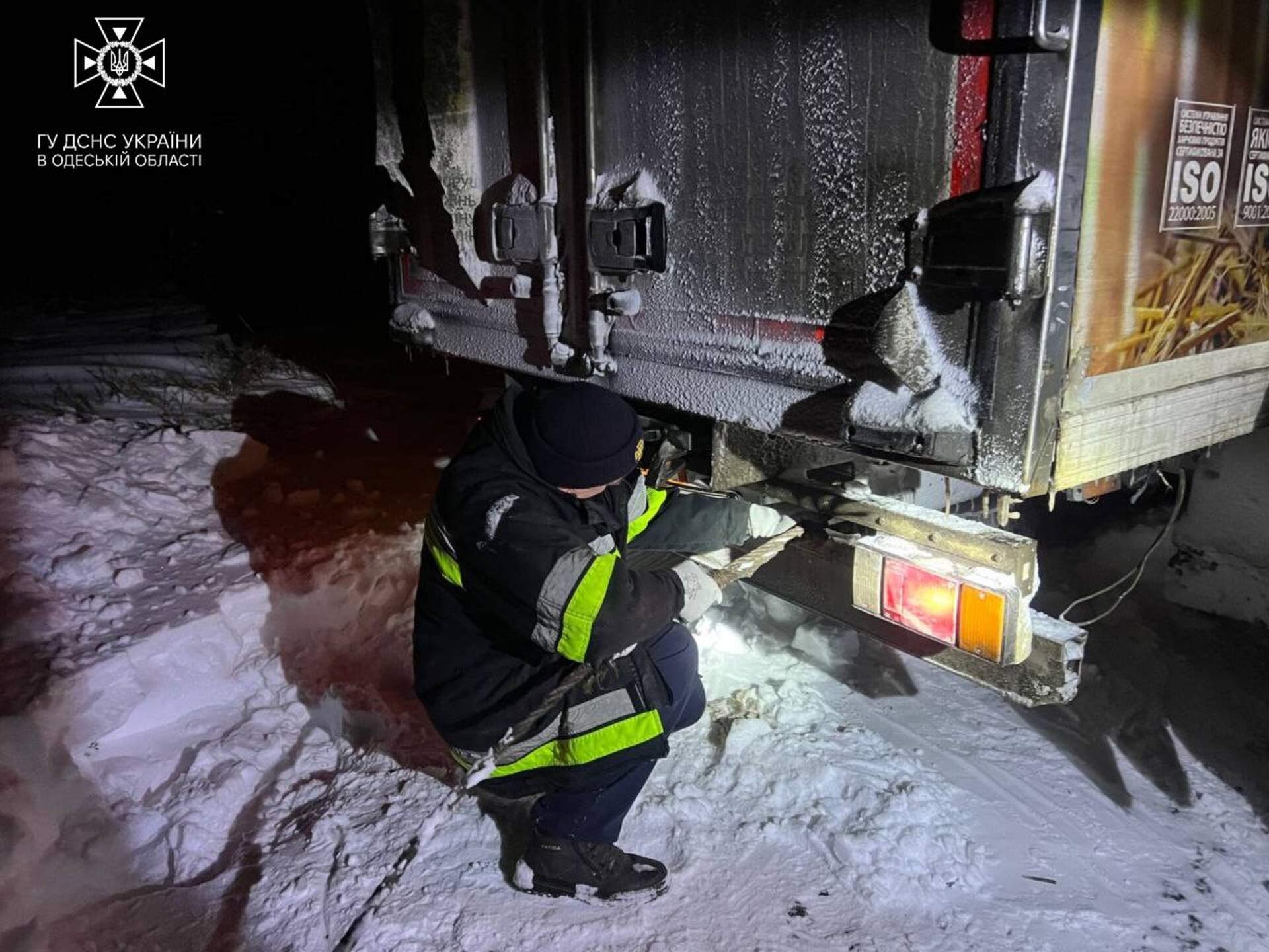 Одеські рятувальники звільнили зі снігового полону 14 автомобілів