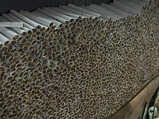 Детективи викрили підпільне виробництво тютюнових виробів на Одещині