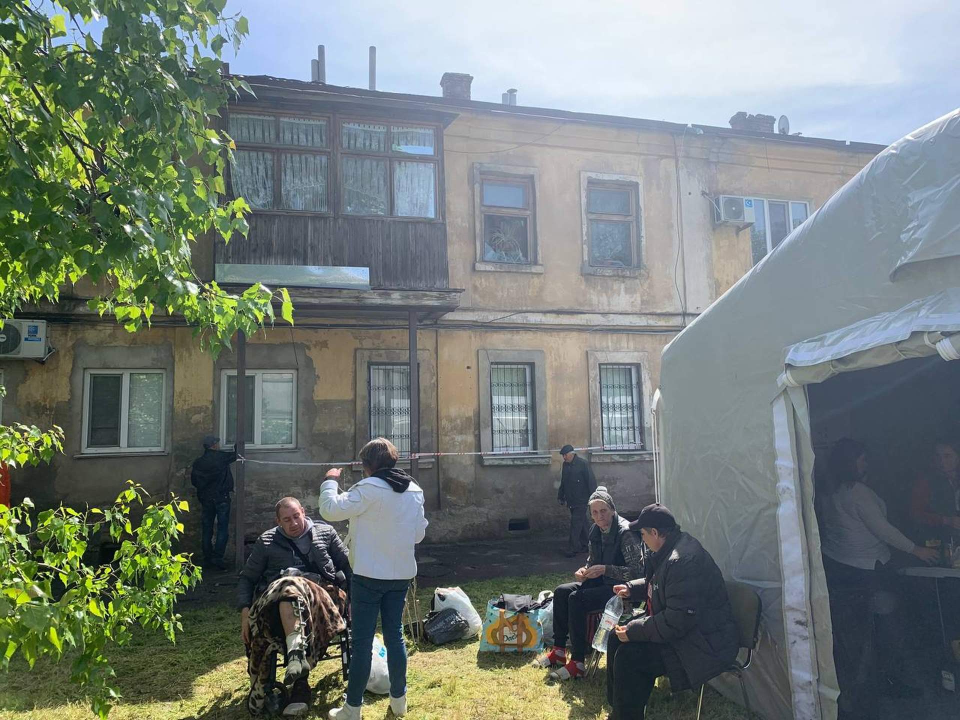 Наслідки влучання російського дрона в житлові будинки Одеси у світлинах