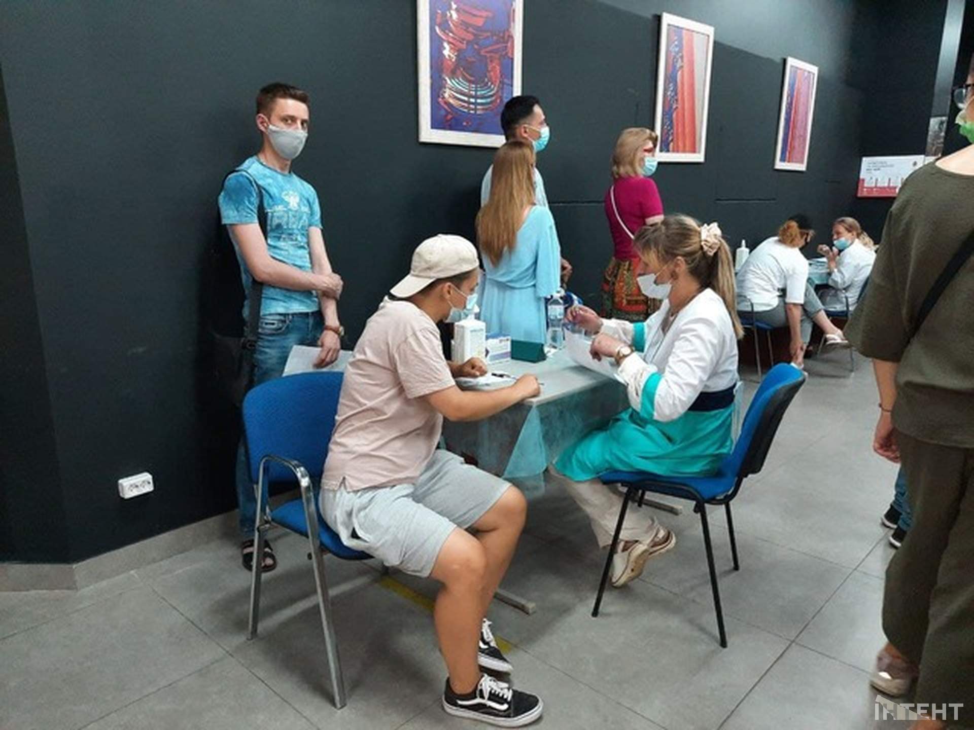 Вакцинація в Одесі: 500-й щеплений, ранкові черги й домашні улюбленці