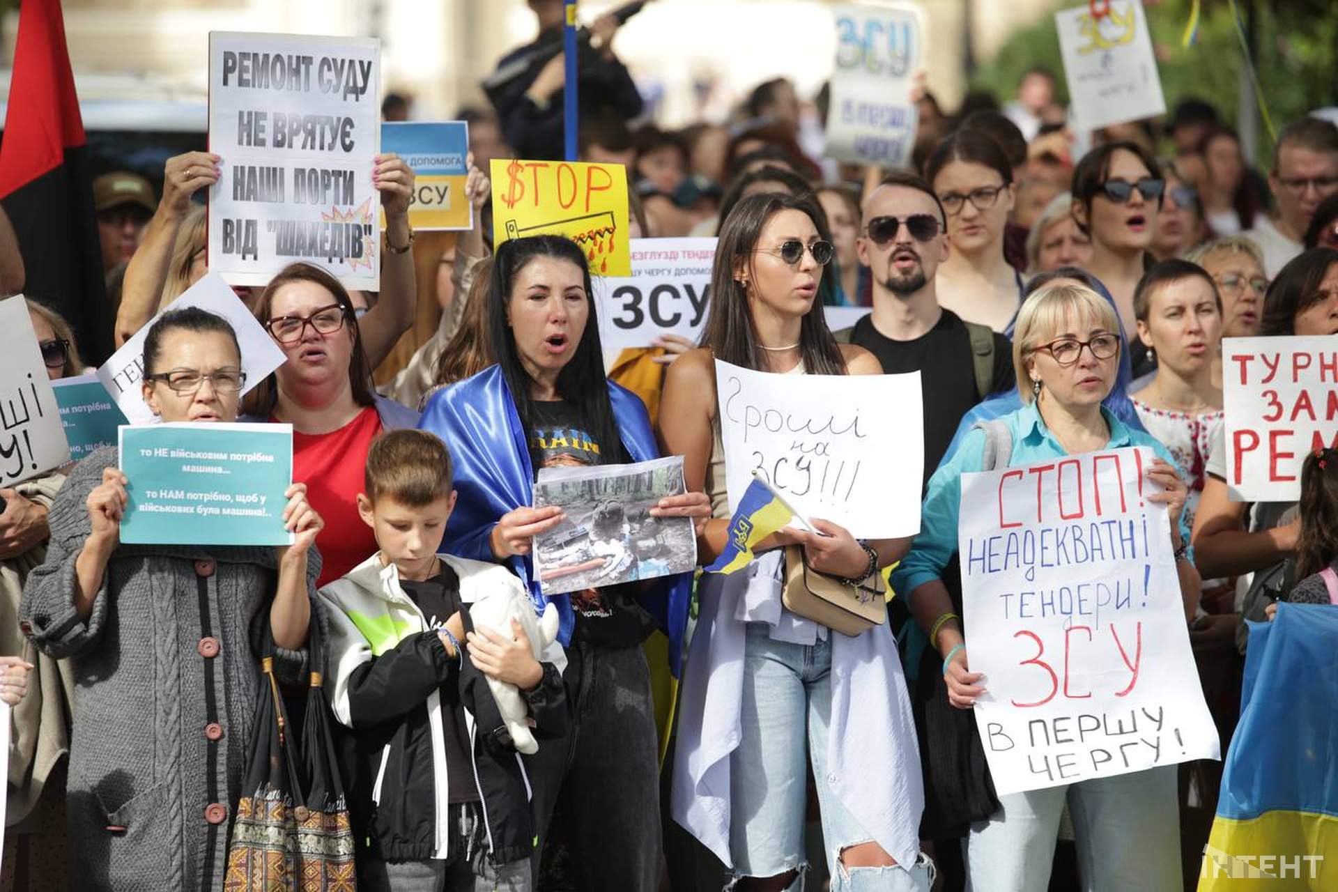 "В першу чергу - ЗСУ": в Одесі вже майже два тижні протестують проти несвоєчасних тендерів