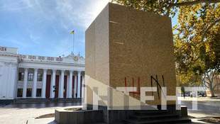 В Одесі на Біржовій площі закрили пам’ятник Пушкіну дошками