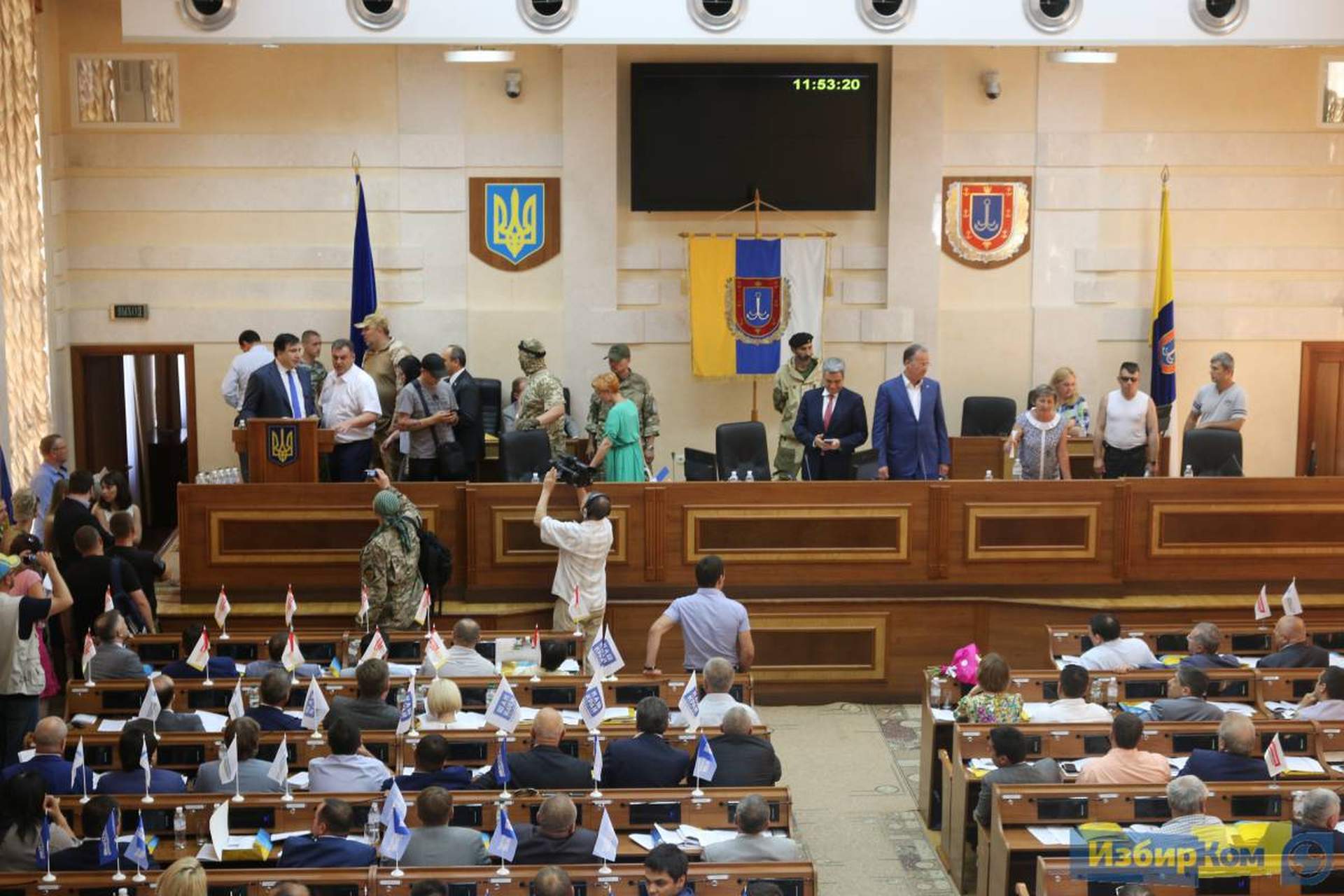 Сессия областного совета: шины, камуфляж и фото на память