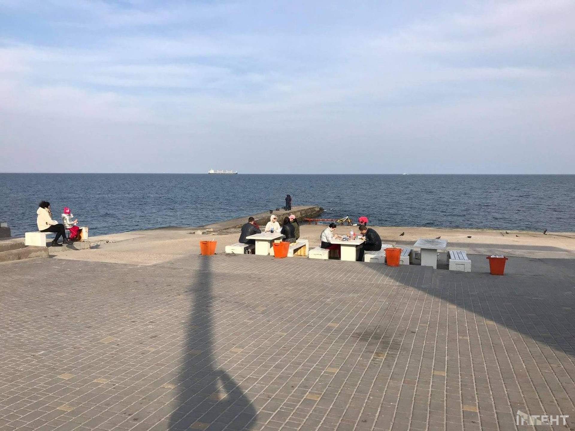 Вікенд на Ланжероні: смугасті стрічки не зупиняють одеситів, які вийшли погуляти