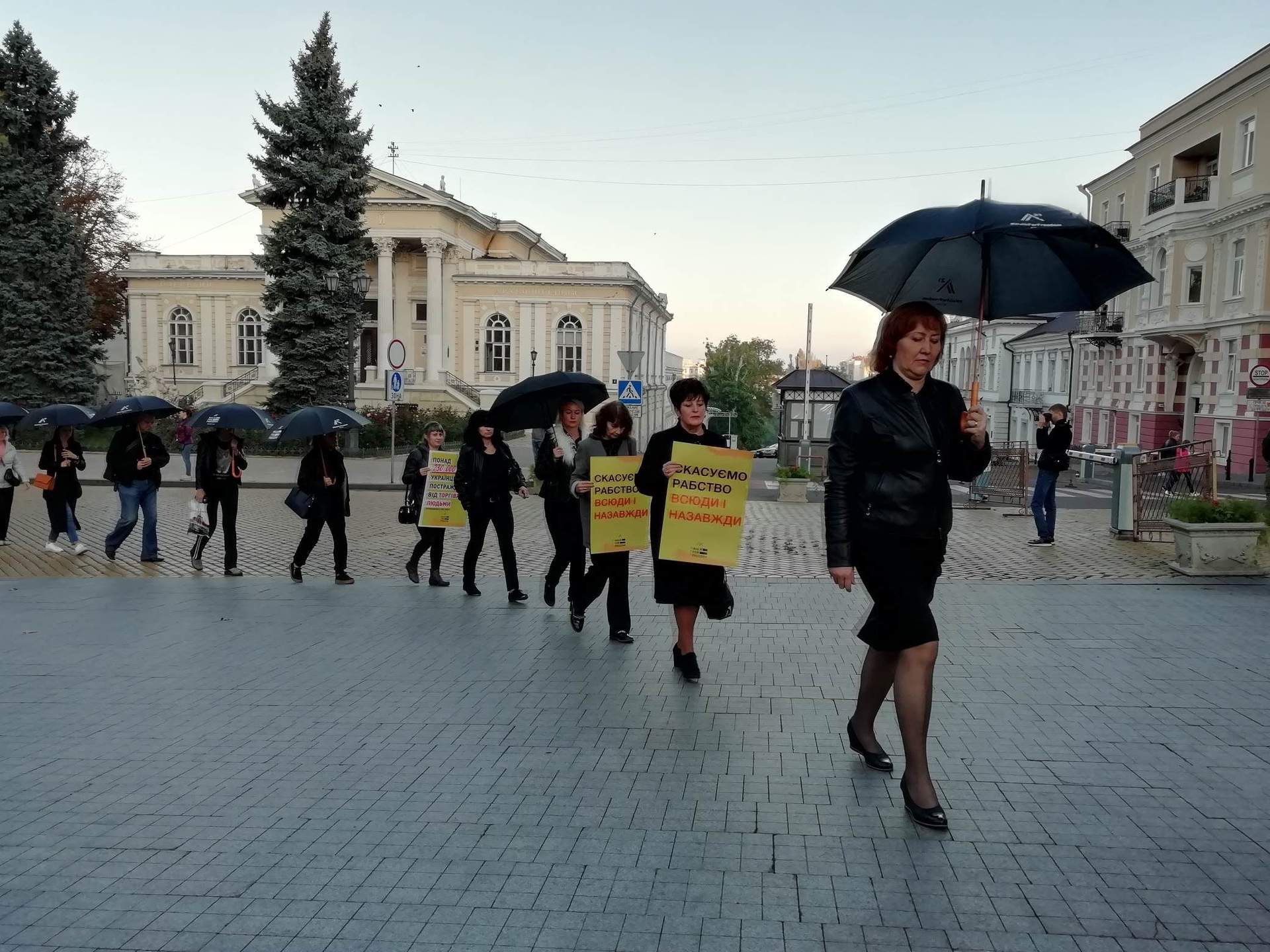 У чорному та з парасолями: в Одесі пройшла акція проти торгівлі людьми