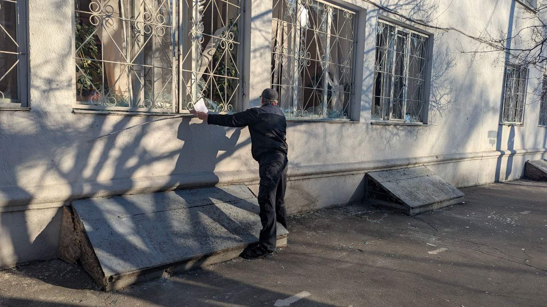 Внаслідок двох хвиль нічних атак в Одесі постраждали шість жителів