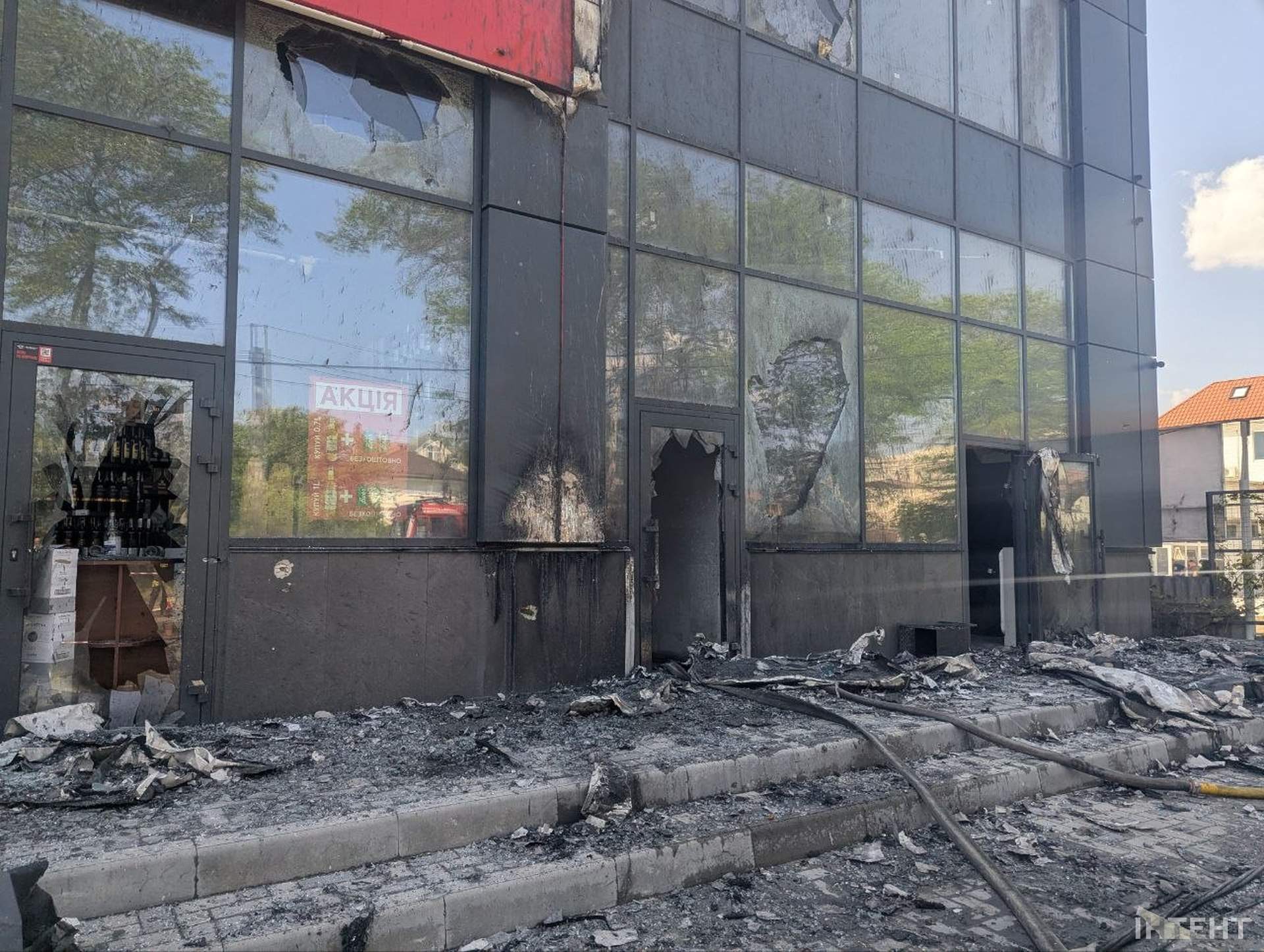 Війська рф атакували Одесу: постраждав торгівельний центр та Нова пошта