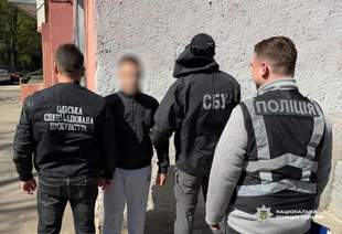 Одеські правоохоронці затримали містянина, який збував наркотики і зберігав набої та вибухівку