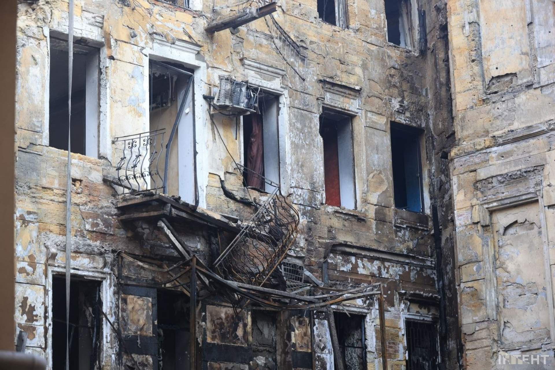 В Одесі після масованої атаки восьмеро постраждалих, згоріли автівки, зруйновані будинки