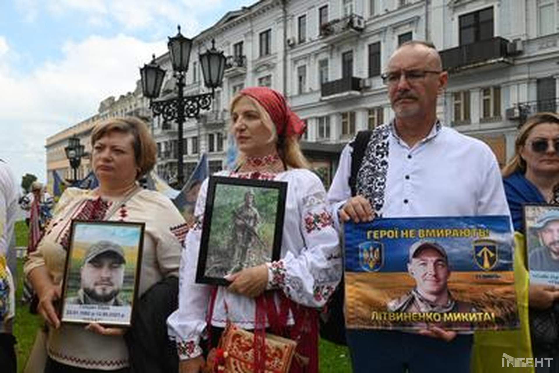 Лампадки, стрічки та хода пам’яті: в Одесі відбулася акція до Дня вишиванки
