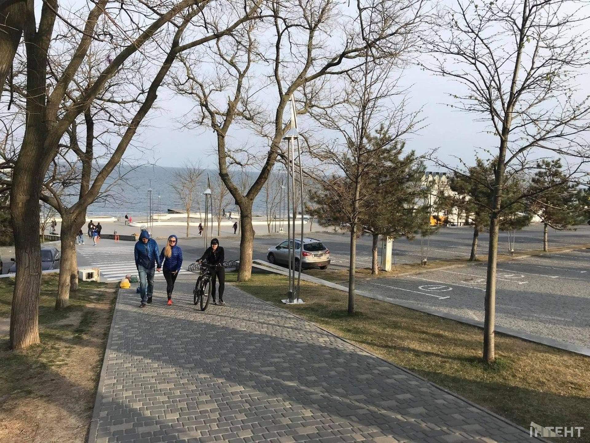 Вікенд на Ланжероні: смугасті стрічки не зупиняють одеситів, які вийшли погуляти