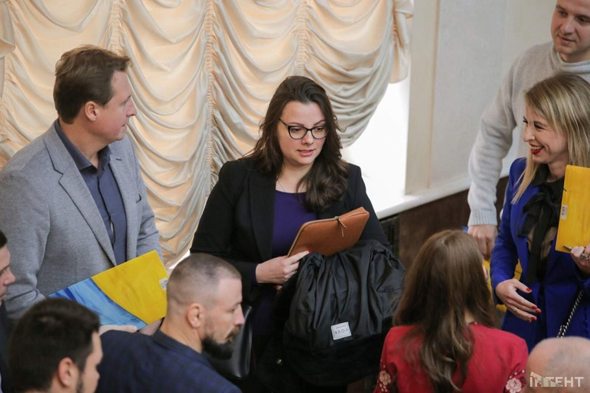 Шрапнель та невдалий перформанс: світлини з сесії Одеської облради