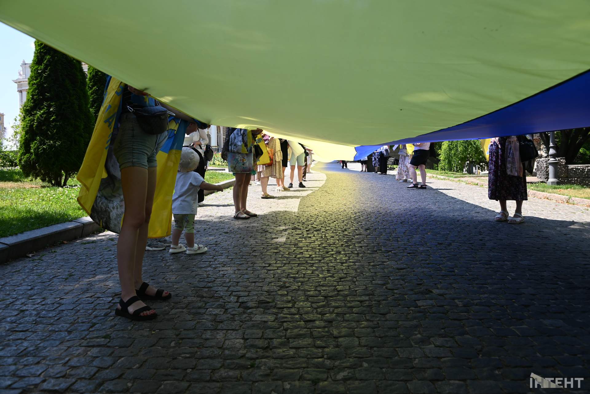 Родичі полонених розгорнули в Одесі 100-метровий прапор до Дня Конституції