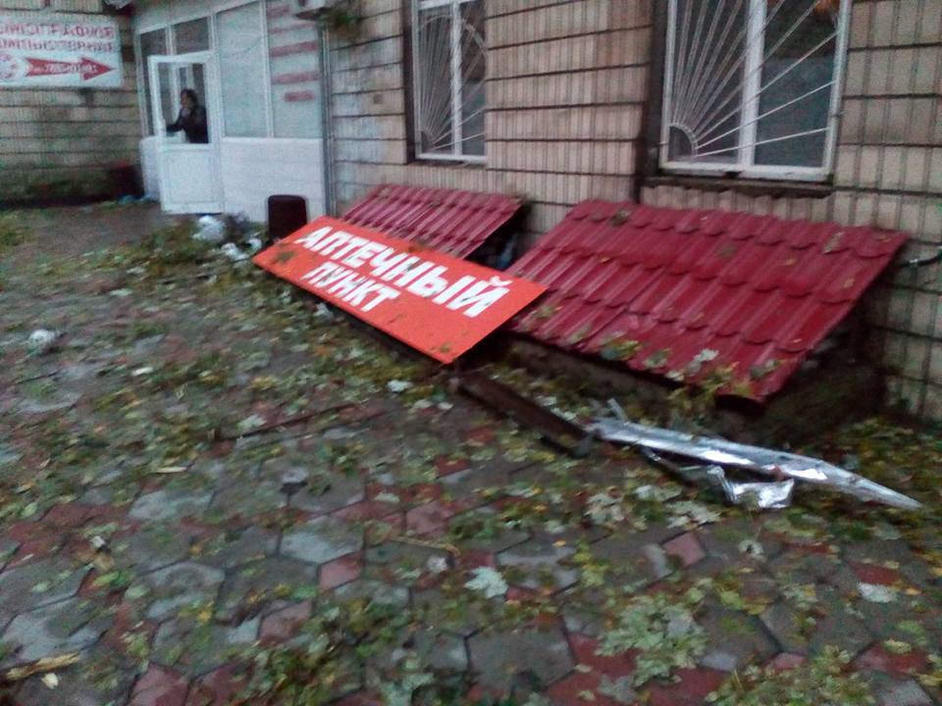 Одесский ураган: поломанные деревья и упавший кран  
