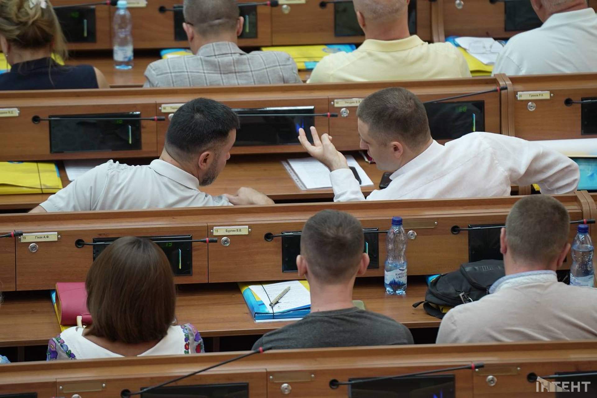 Депутатські суперечки й рокірування у світлинах Інтента