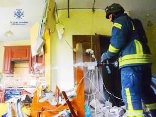 Рятувальники ліквідували наслідки обстрілу багатоквартирного будинку в Херсоні