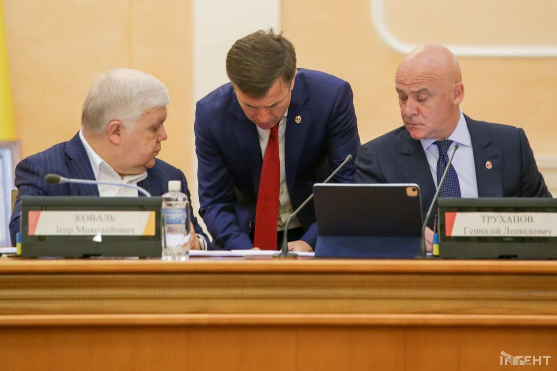 Обличчя та емоції: сесія Одеської міської ради в об'єктиві Інтента