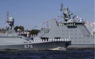 На параді не показали пошкоджені в Криму російські кораблі