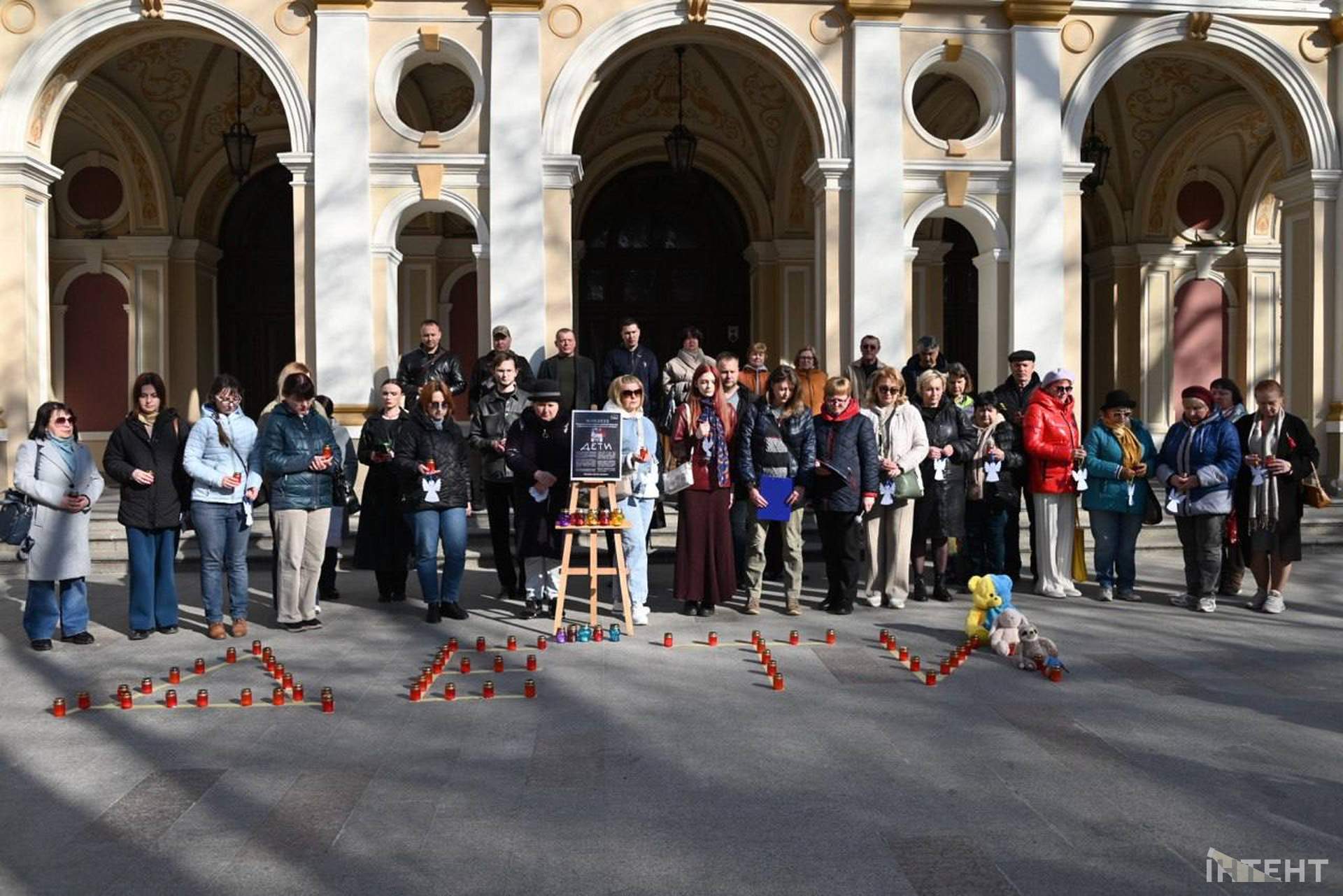 В Одесі вшанували пам'ять вбитих росіянами у драмтеатрі Маріуполя