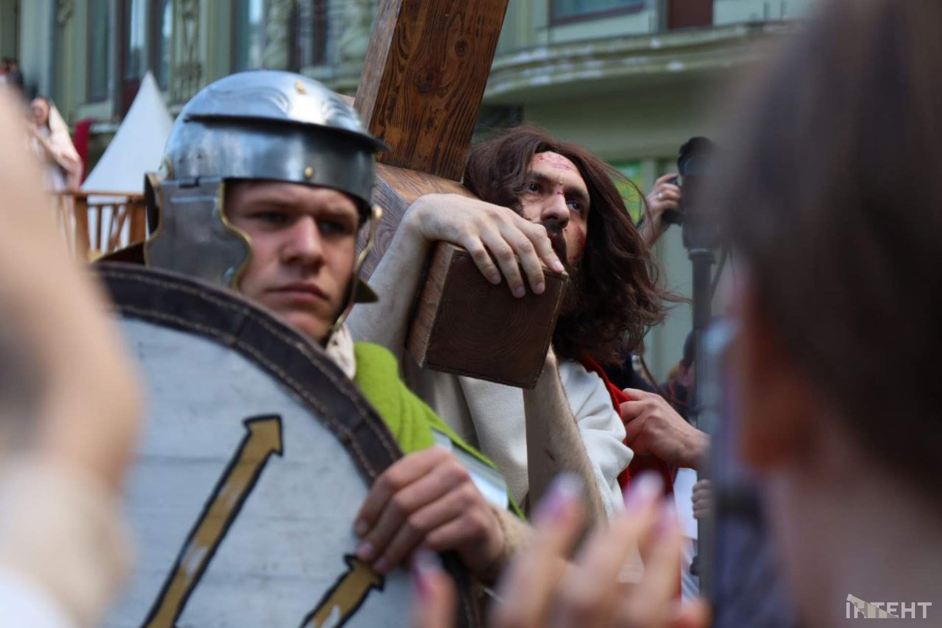 У перерві між тривогами в Одесі розіп'яли Христа (фотогалерея)