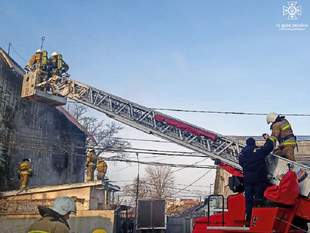 У центрі Миколаєва вранці загорілась будівля: є постраждала