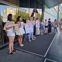 Одесити влаштували акцію протесту з вимогою врятувати єнота з контактного зоопарку