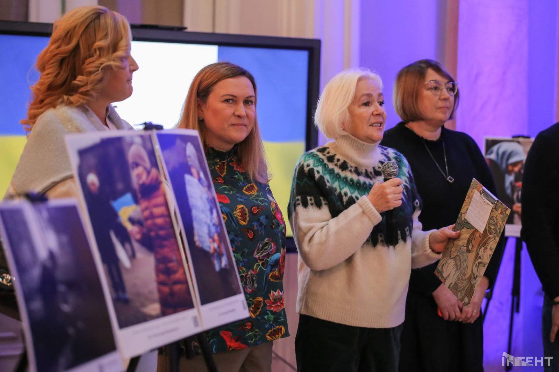 В Одесі відкрилася фотовиставка, присвячена роботі волонтерів
