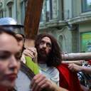 У перерві між тривогами в Одесі розіп'яли Христа (фотогалерея)