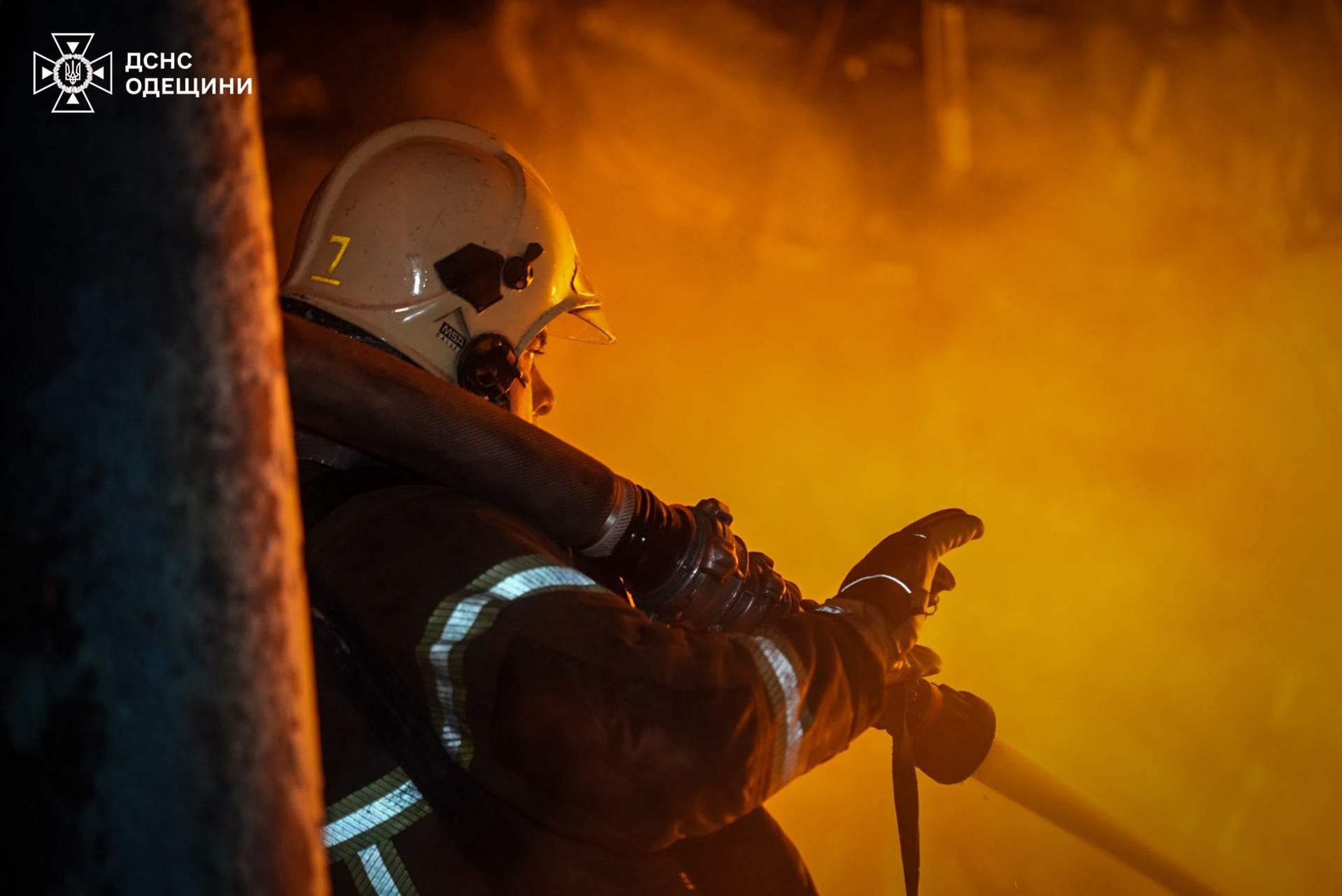 Спричинену росією пожежу в Одесі вночі гасили 80 рятувальників