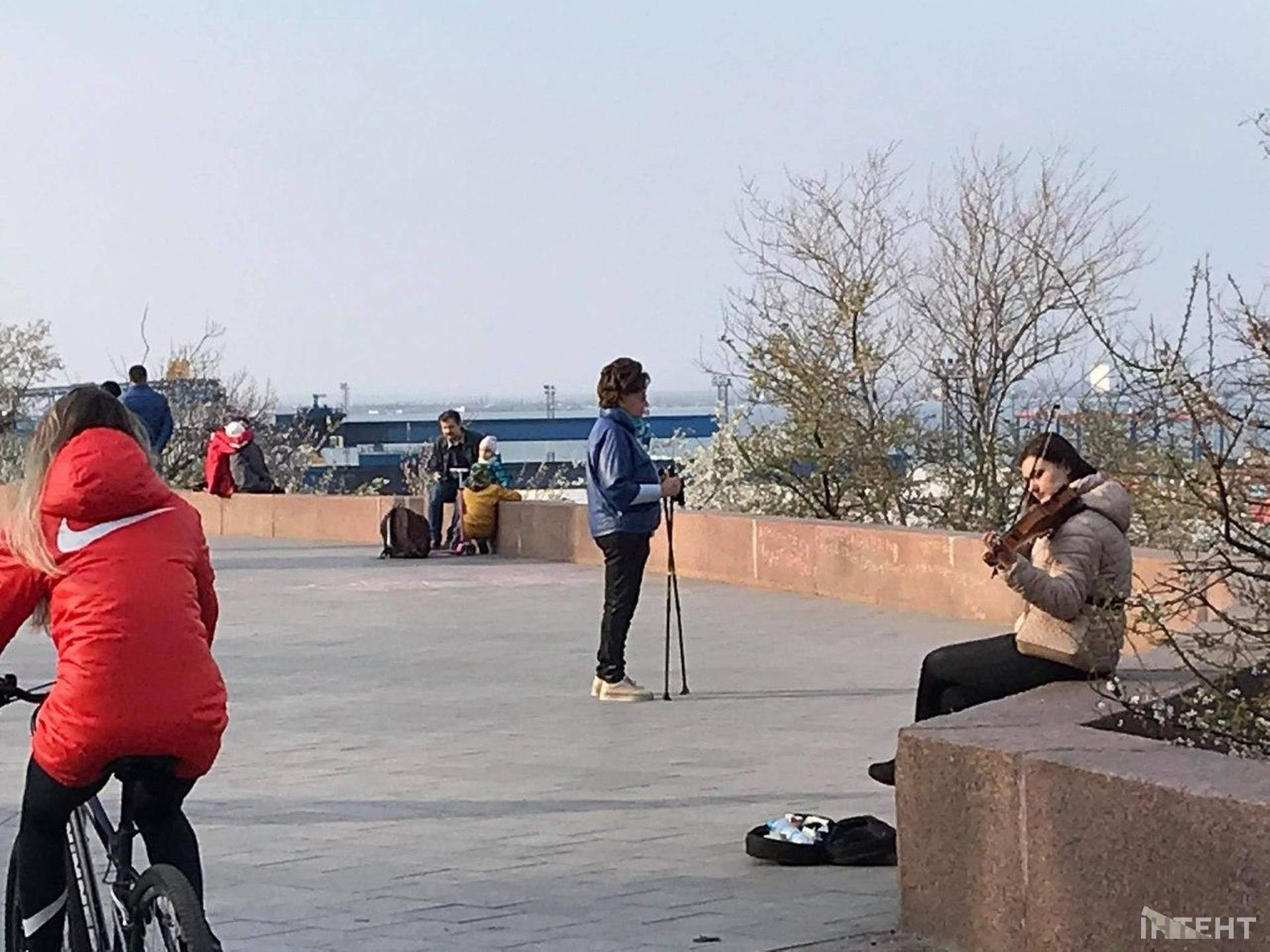 Вікенд на Ланжероні: смугасті стрічки не зупиняють одеситів, які вийшли погуляти