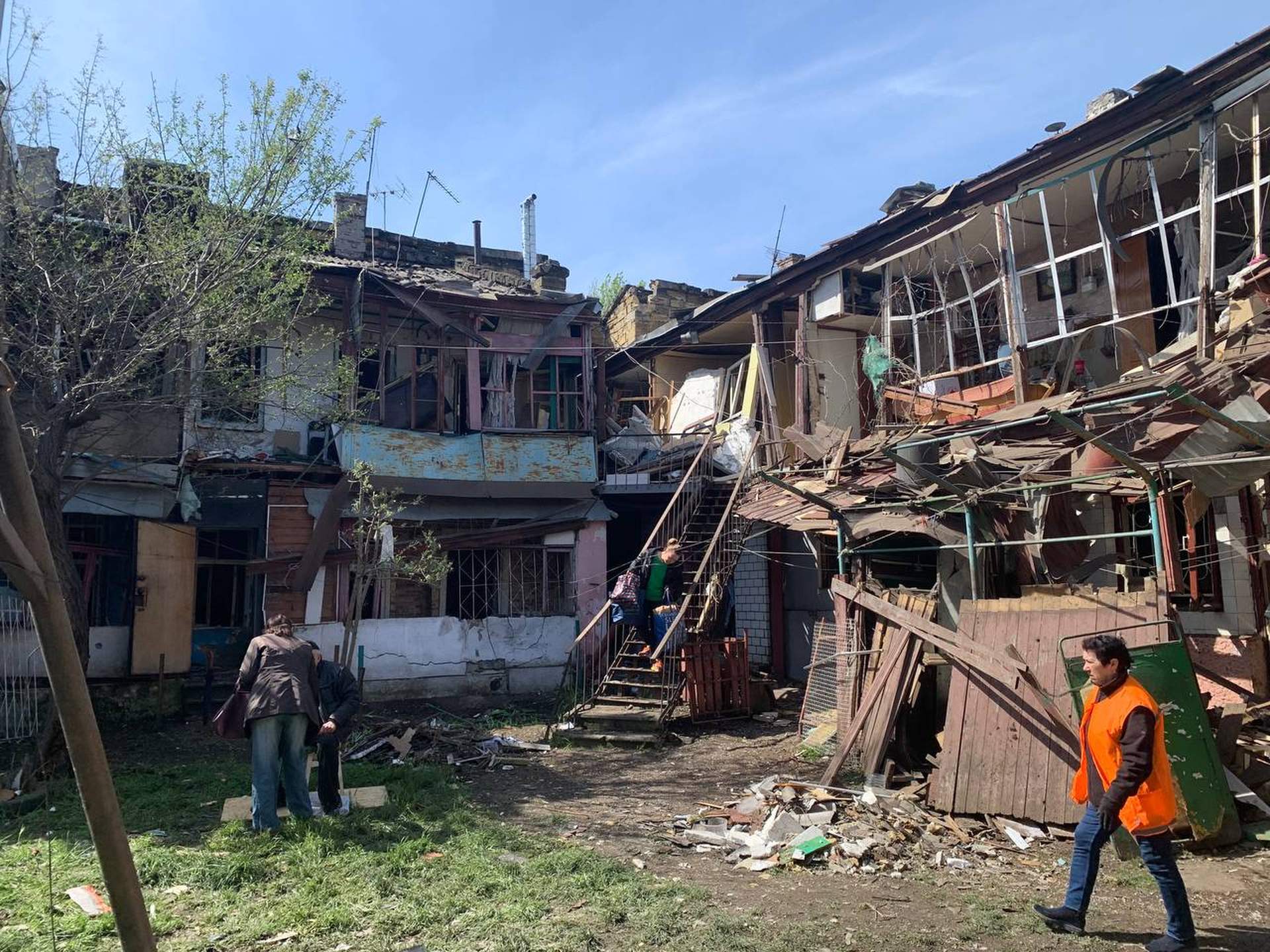 Наслідки влучання російського дрона в житлові будинки Одеси у світлинах