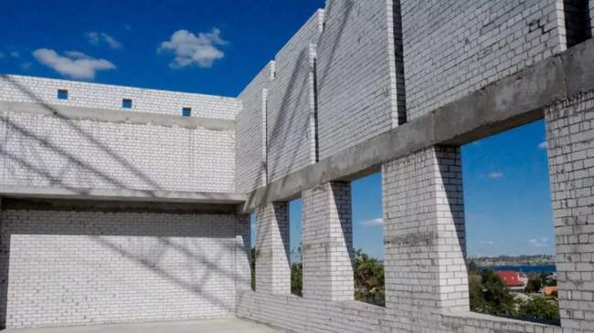 The unfinished building of Lyceum No. 60 in Varvarovka. PHOTO: nikvesti.com