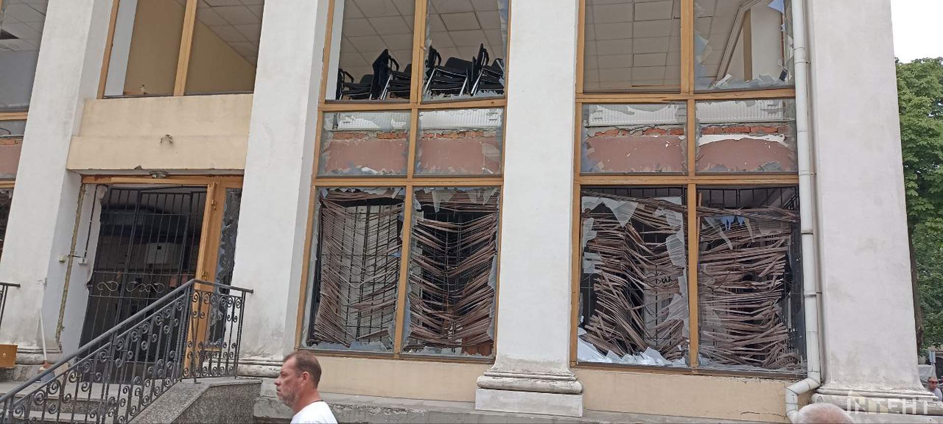Наслідки нічної атаки росіян по Одесі в світлинах Інтента