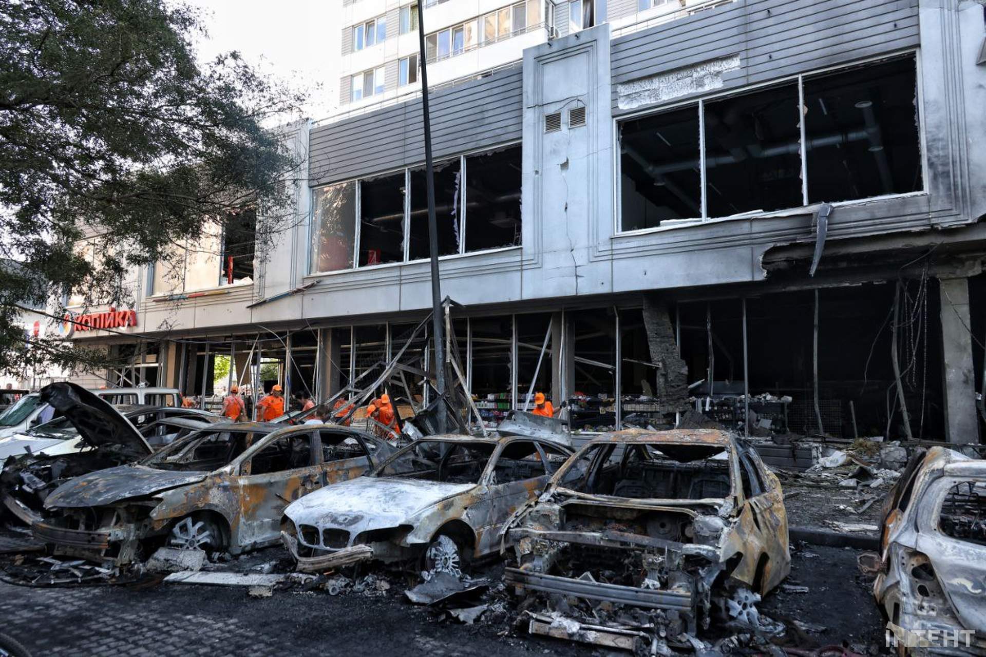 Внаслідок нічного обстрілу Одеси постраждали відділення банку та супермаркет