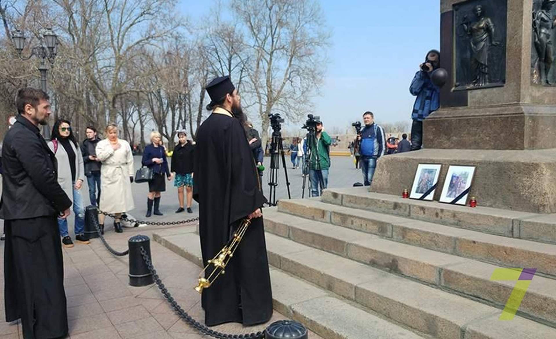 1 апреля в Одессе: Юморина и безмолвный митинг