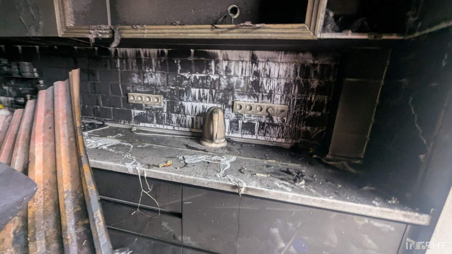 Безпілотник поцілив у багатоповерхівку в Чорноморську