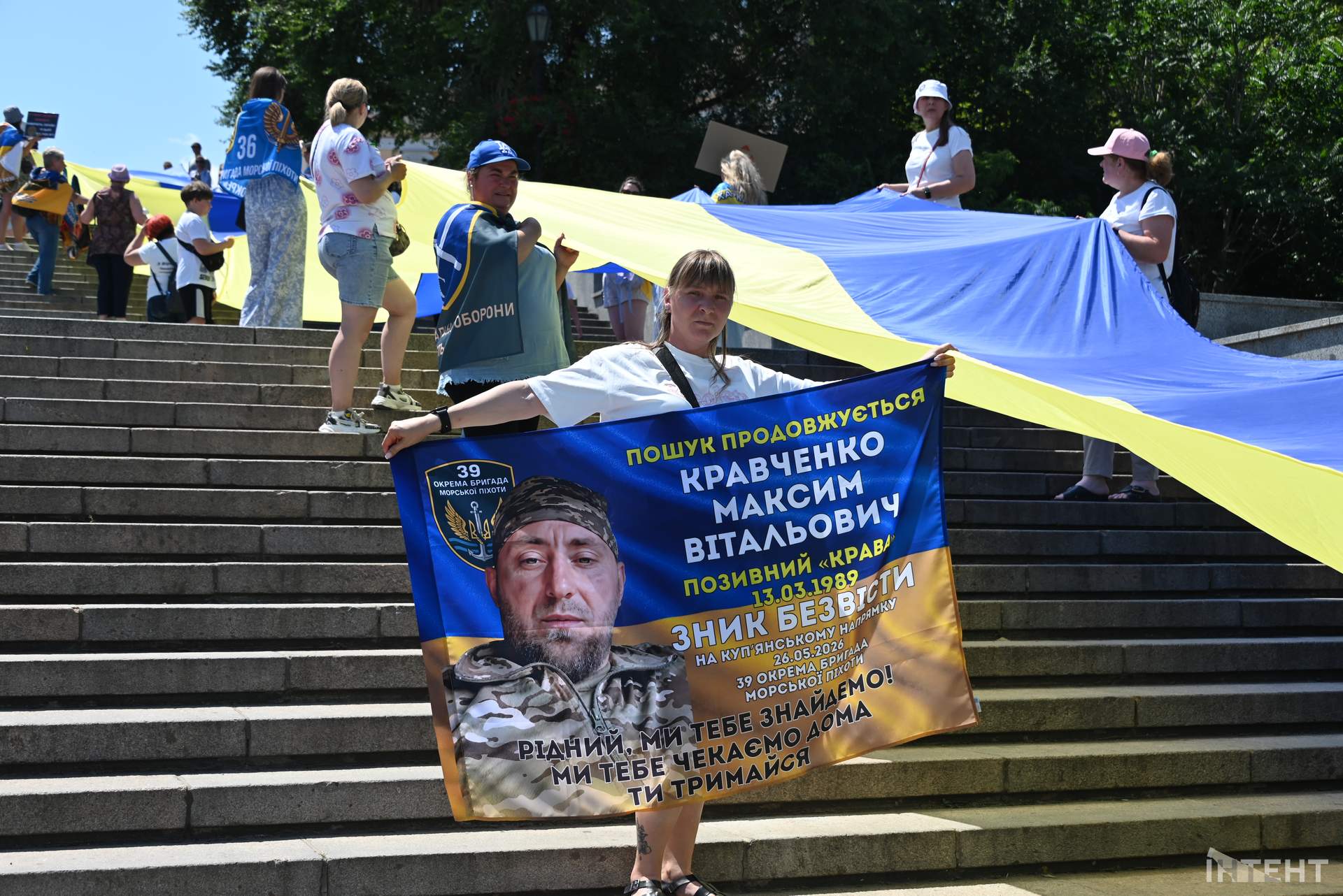 Родичі полонених розгорнули в Одесі 100-метровий прапор до Дня Конституції