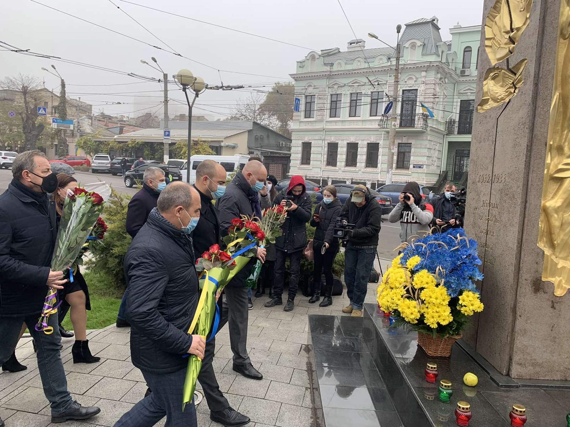 В Одесі поклали квіти до пам'ятного знаку жертвам Голодомору